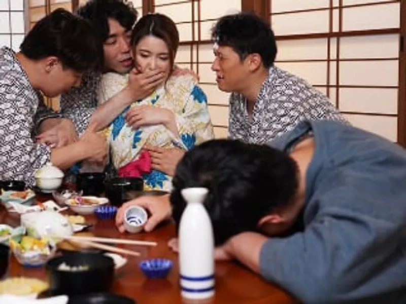 đưa vợ đi suối nước nóng, gã chồng không biết vợ bị người khác xoạc sấp mặt