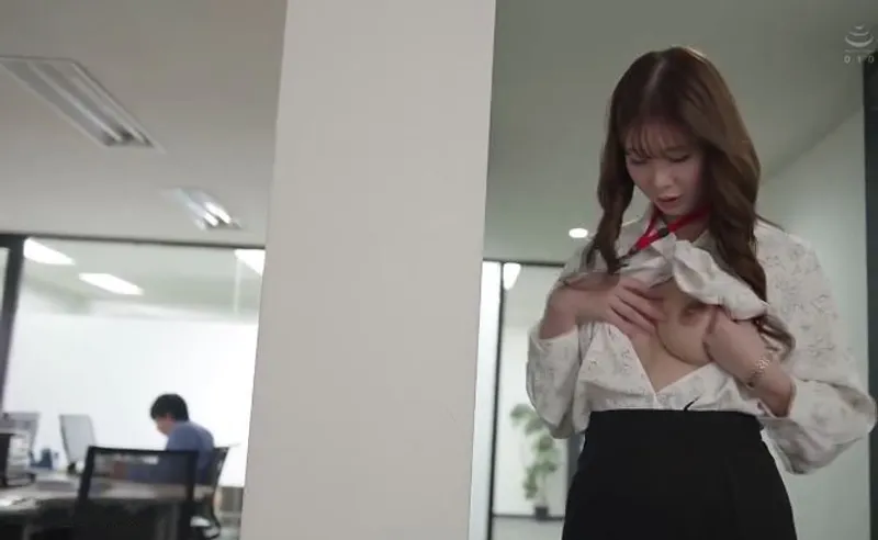 Bí ẩn đằng sau cô nhân viên có vẻ ngoài nghiêm nghị hóa ra lại là "nữ thần dâm đãng" đích thực.